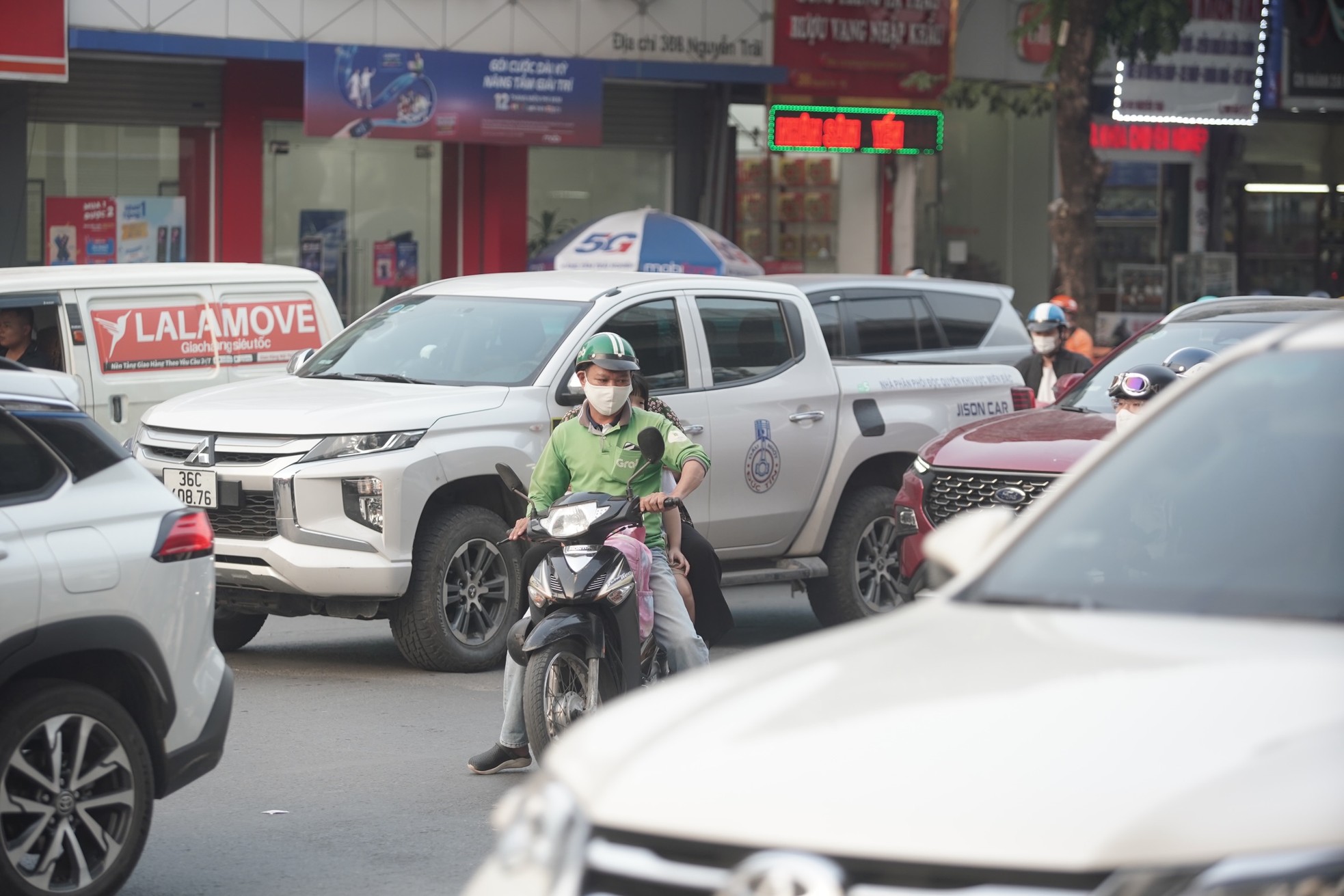 Hãi hùng cảnh người dân liều "cắt" đầu ô tô, lao qua dòng xe để xuống hầm chui Thanh Xuân - Ảnh 19.