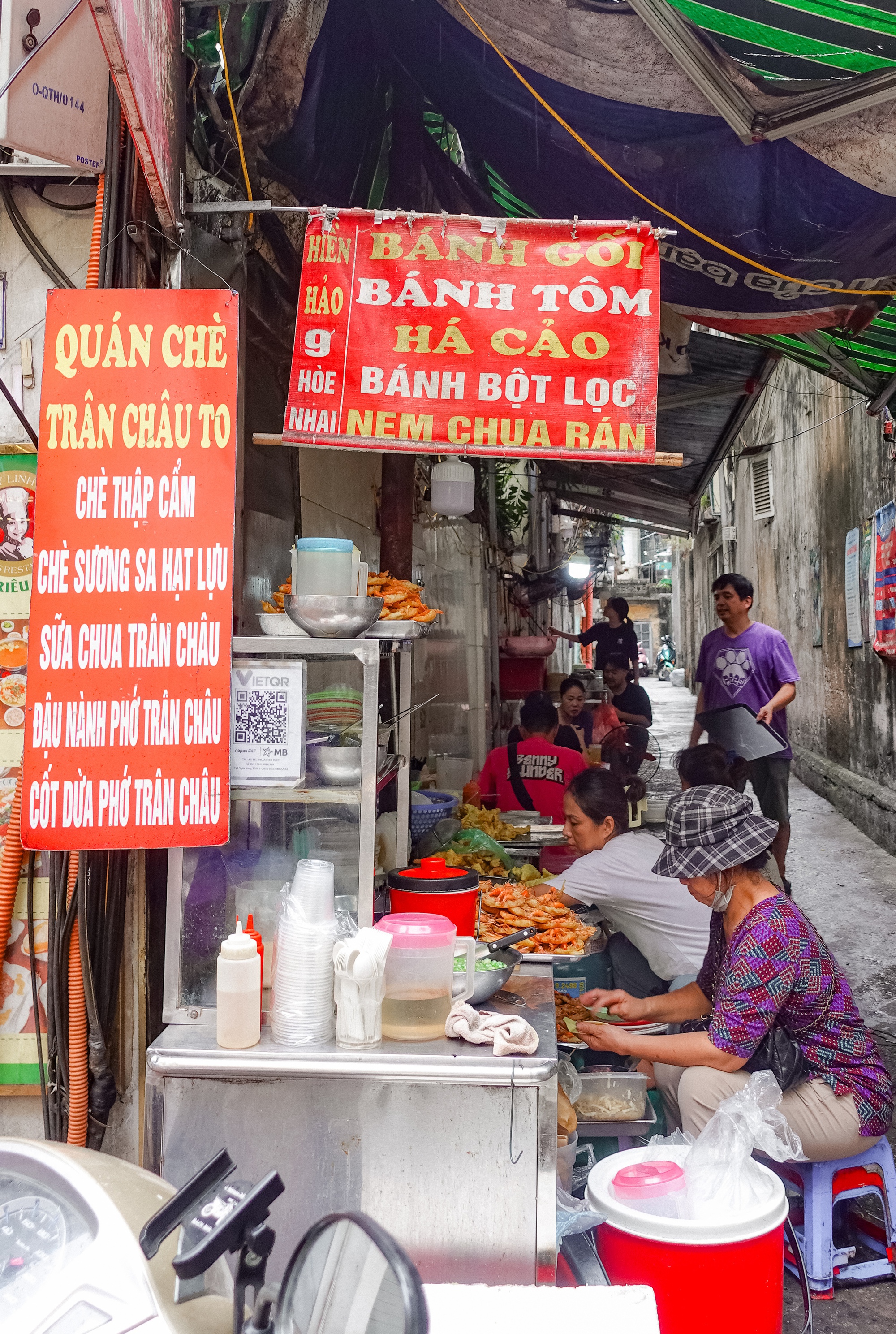 Hàng bánh gối, bánh tôm tuổi thơ của nhiều người Hà Nội: Quá phù hợp để đi ăn trong 1 ngày trời lạnh thế này!- Ảnh 1.