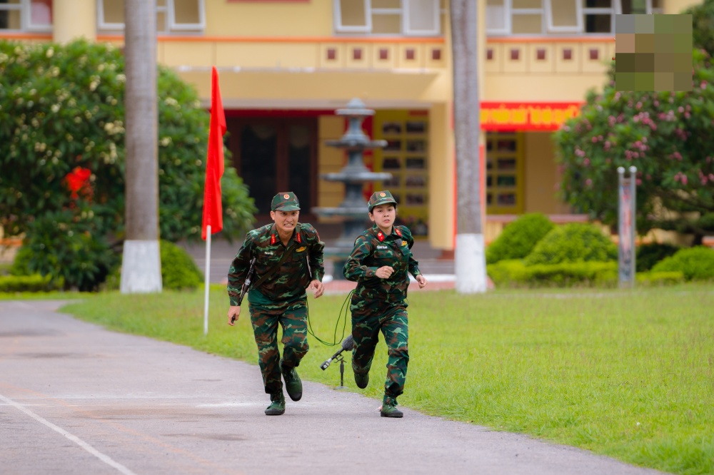 Thùy Tiên xém xỉu, Jun Vũ hãnh diện nhận danh hiệu Quán quân 