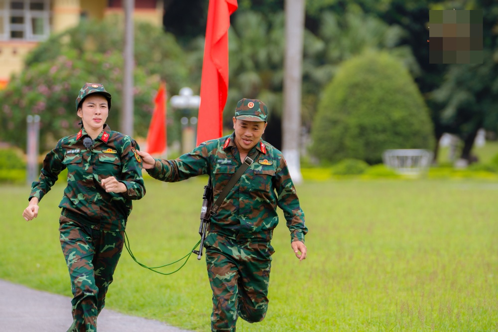 Thùy Tiên xém xỉu, Jun Vũ hãnh diện nhận danh hiệu Quán quân 