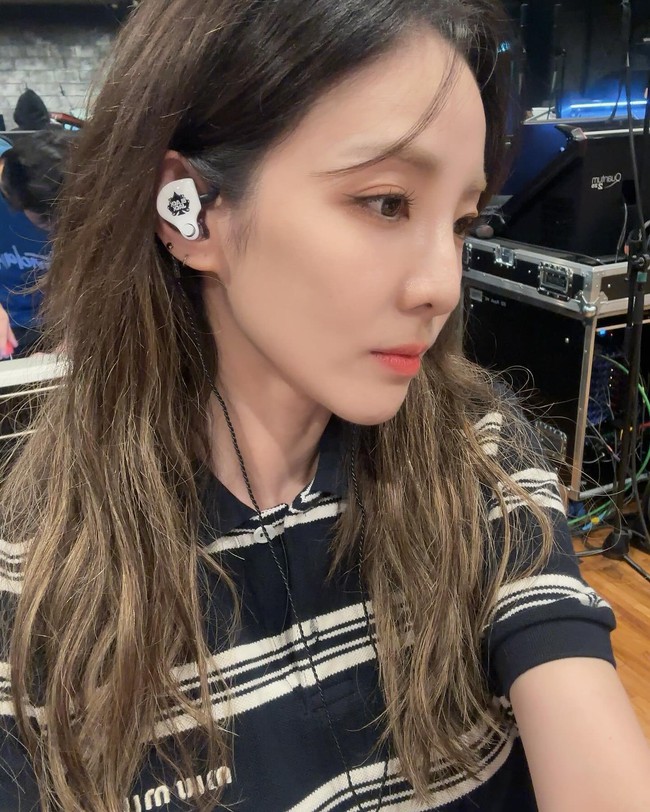 Dara (2NE1) "đông lạnh nhan sắc" nhờ bước đắp khăn nóng lên mặt trong 3 phút và tẩy trang thật kĩ  - Ảnh 1.