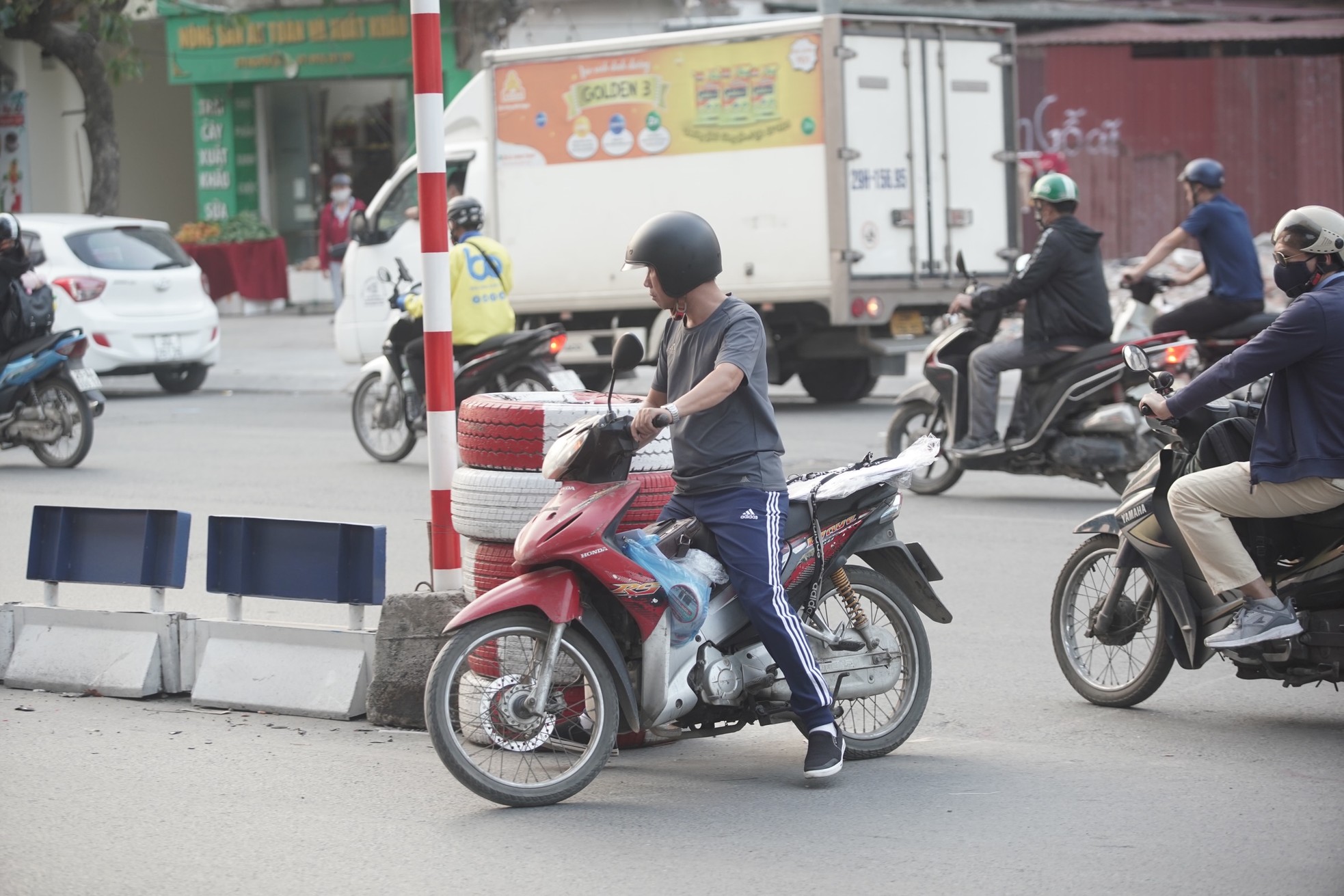 Hãi hùng cảnh người dân liều "cắt" đầu ô tô, lao qua dòng xe để xuống hầm chui Thanh Xuân - Ảnh 8.