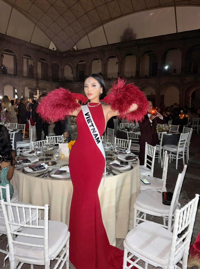 Kỳ Duyên bị Chủ tịch Miss Universe thái độ, xô đẩy khi chụp ảnh chung?- Ảnh 5.