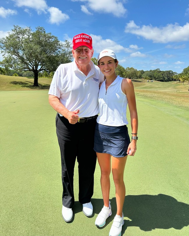 Cháu nội 17 tuổi của Donald Trump giữ dáng nhờ tập golf - Ảnh 1.