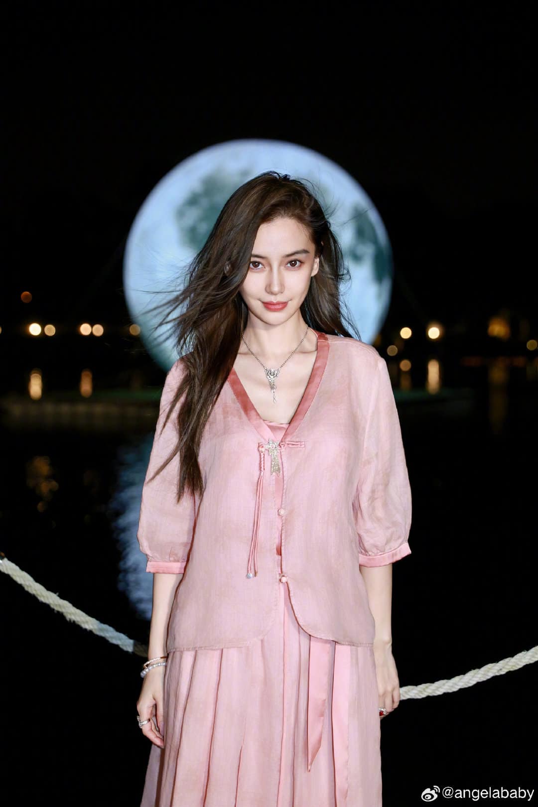 Angelababy làm gì khi chồng cũ Huỳnh Hiểu Minh bị đồn đưa bạn gái đi khám thai? - Ảnh 1.