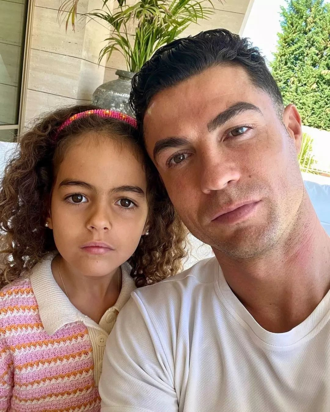 Nhà Ronaldo tổ chức sinh nhật cho con gái 7 tuổi, chuyên gia thắc mắc: “Tại sao lại có món này?”