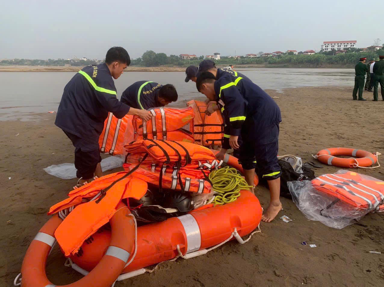 Vụ 5 học sinh đuối nước mất tích trên sông Hồng: Tìm thấy thi thể nạn nhân thứ 2- Ảnh 5.