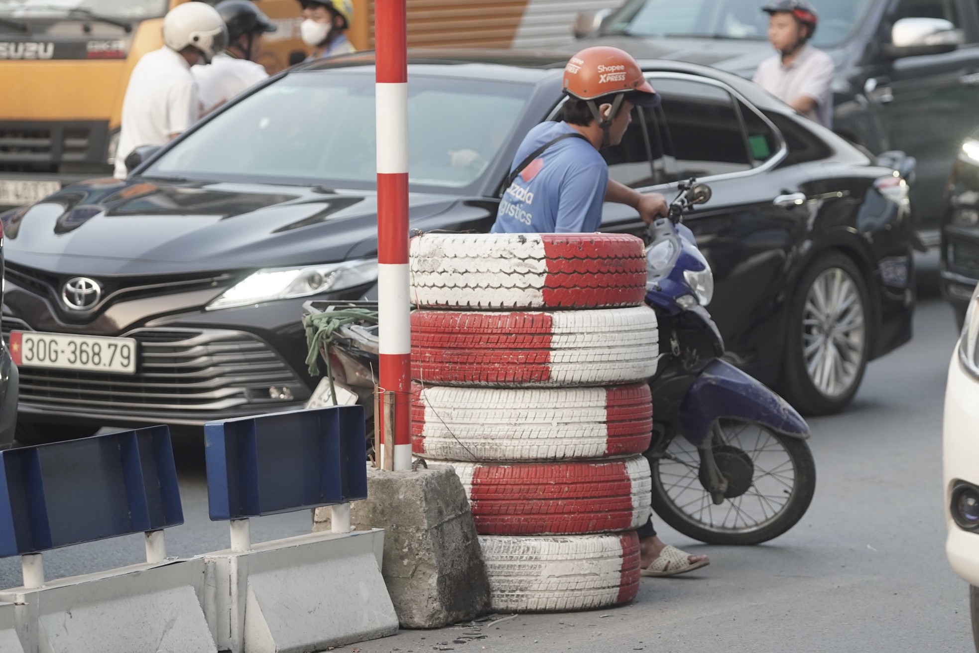 Hãi hùng cảnh người dân liều "cắt" đầu ô tô, lao qua dòng xe để xuống hầm chui Thanh Xuân - Ảnh 16.