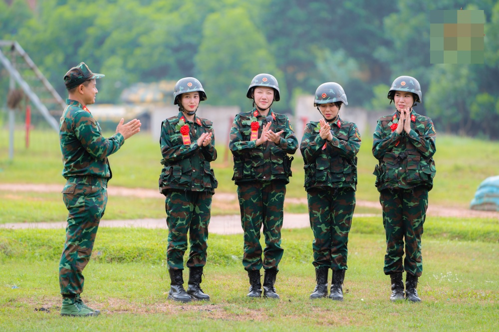 Thùy Tiên xém xỉu, Jun Vũ hãnh diện nhận danh hiệu Quán quân 