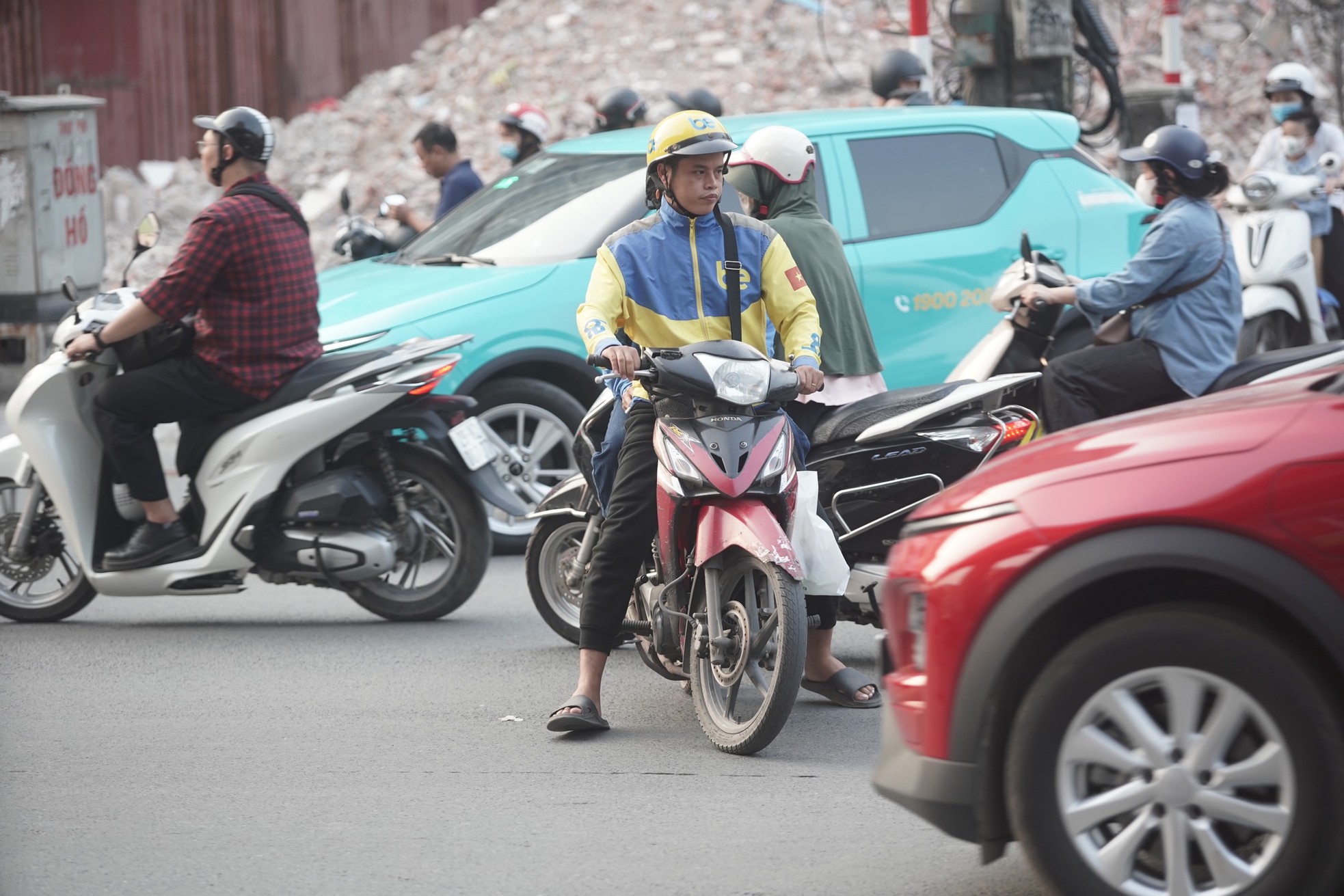 Hãi hùng cảnh người dân liều "cắt" đầu ô tô, lao qua dòng xe để xuống hầm chui Thanh Xuân - Ảnh 9.