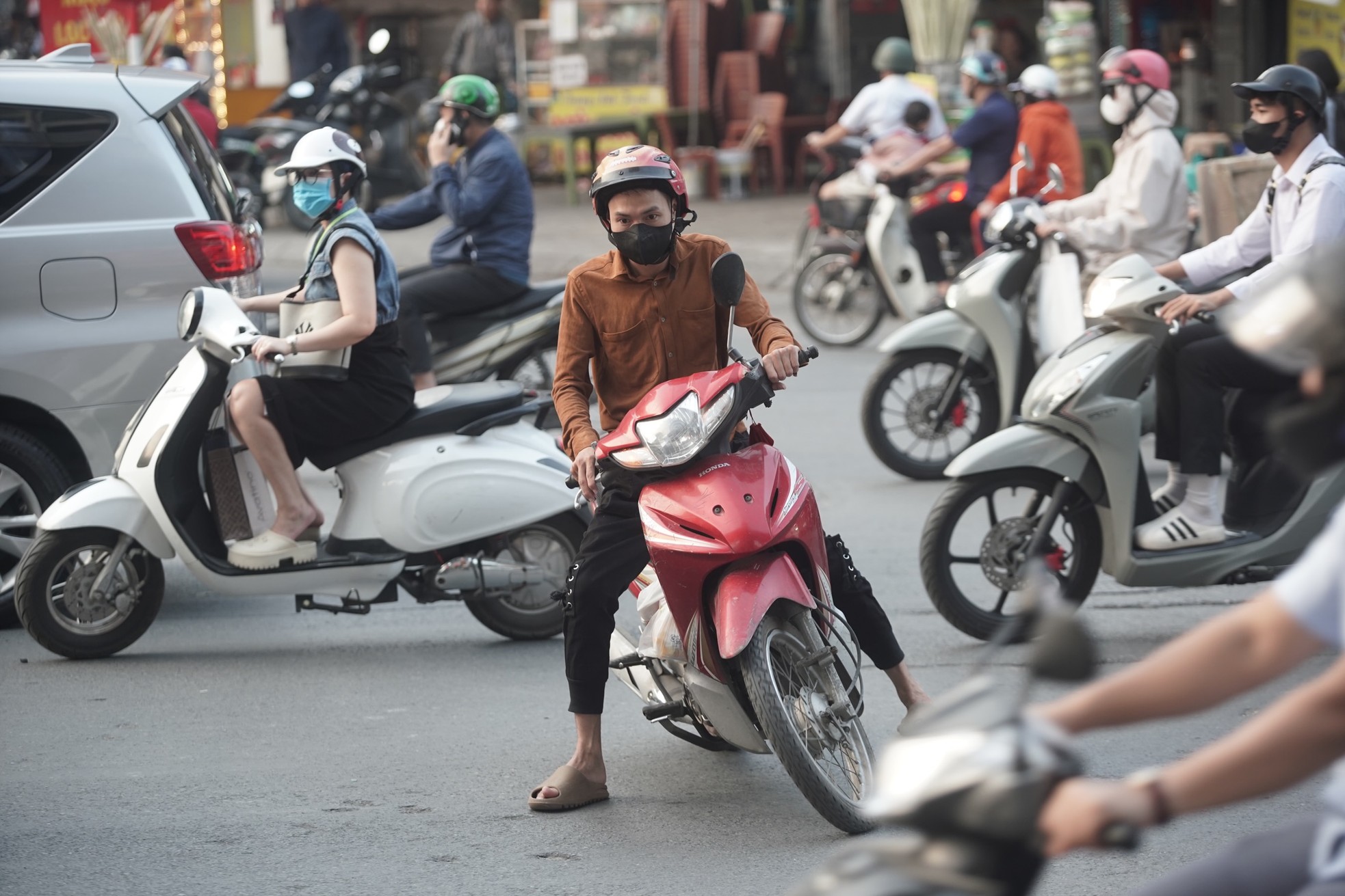 Hãi hùng cảnh người dân liều "cắt" đầu ô tô, lao qua dòng xe để xuống hầm chui Thanh Xuân - Ảnh 7.