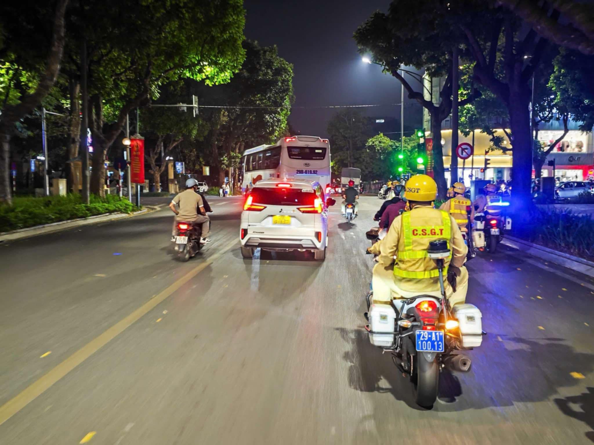 Xuyên đêm theo chân Công an Hà Nội bắt giữ hàng chục “quái xế” ngông cuồng- Ảnh 3.