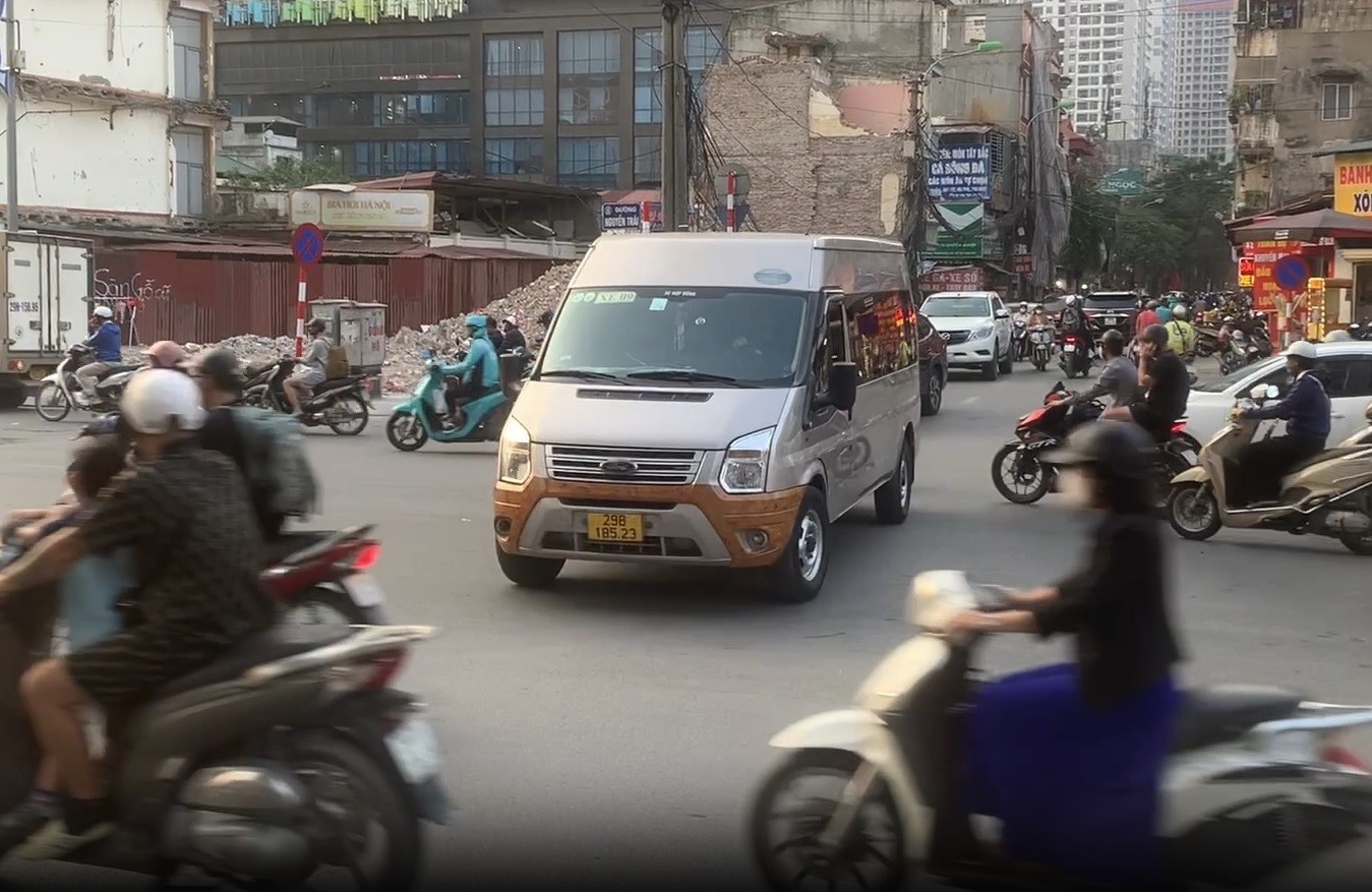 Hãi hùng cảnh người dân liều "cắt" đầu ô tô, lao qua dòng xe để xuống hầm chui Thanh Xuân - Ảnh 13.