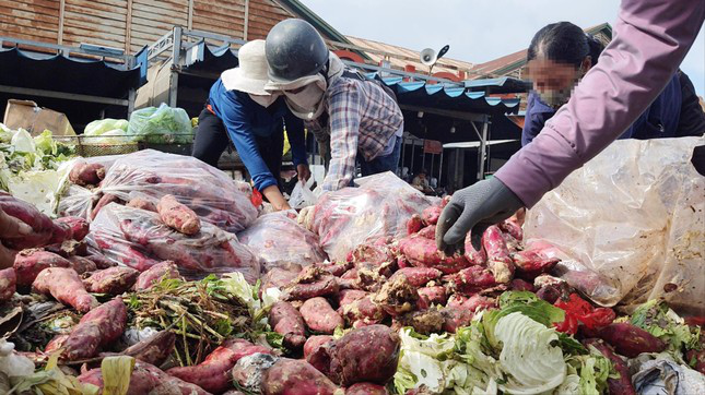 "Lên đời" cho thực phẩm bẩn: Nhặt rác về bán, chế biến món ăn - Ảnh 2.