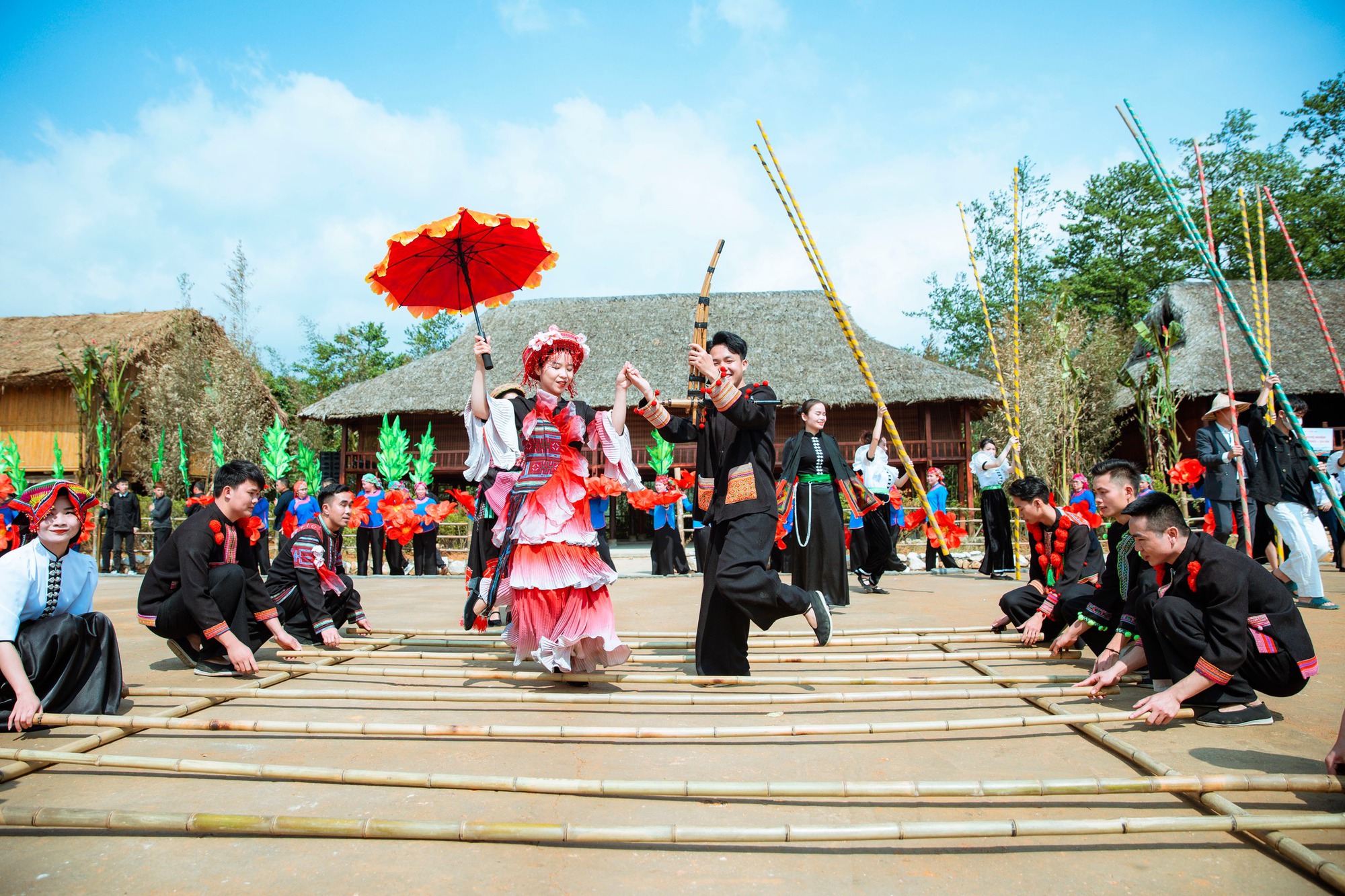 Sa Pa trở thành "điểm nóng" du lịch miền Bắc dịp cuối năm với chuỗi các lễ hội, dịch vụ hấp dẫn chưa từng có - Ảnh 3.