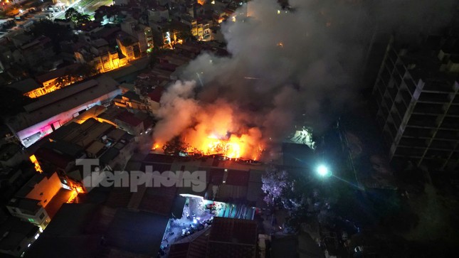 Hà Nội: Đang cháy lớn tại kho hàng trên phố Định Công, khói kèm lửa bốc cao hàng chục mét - Ảnh 5.