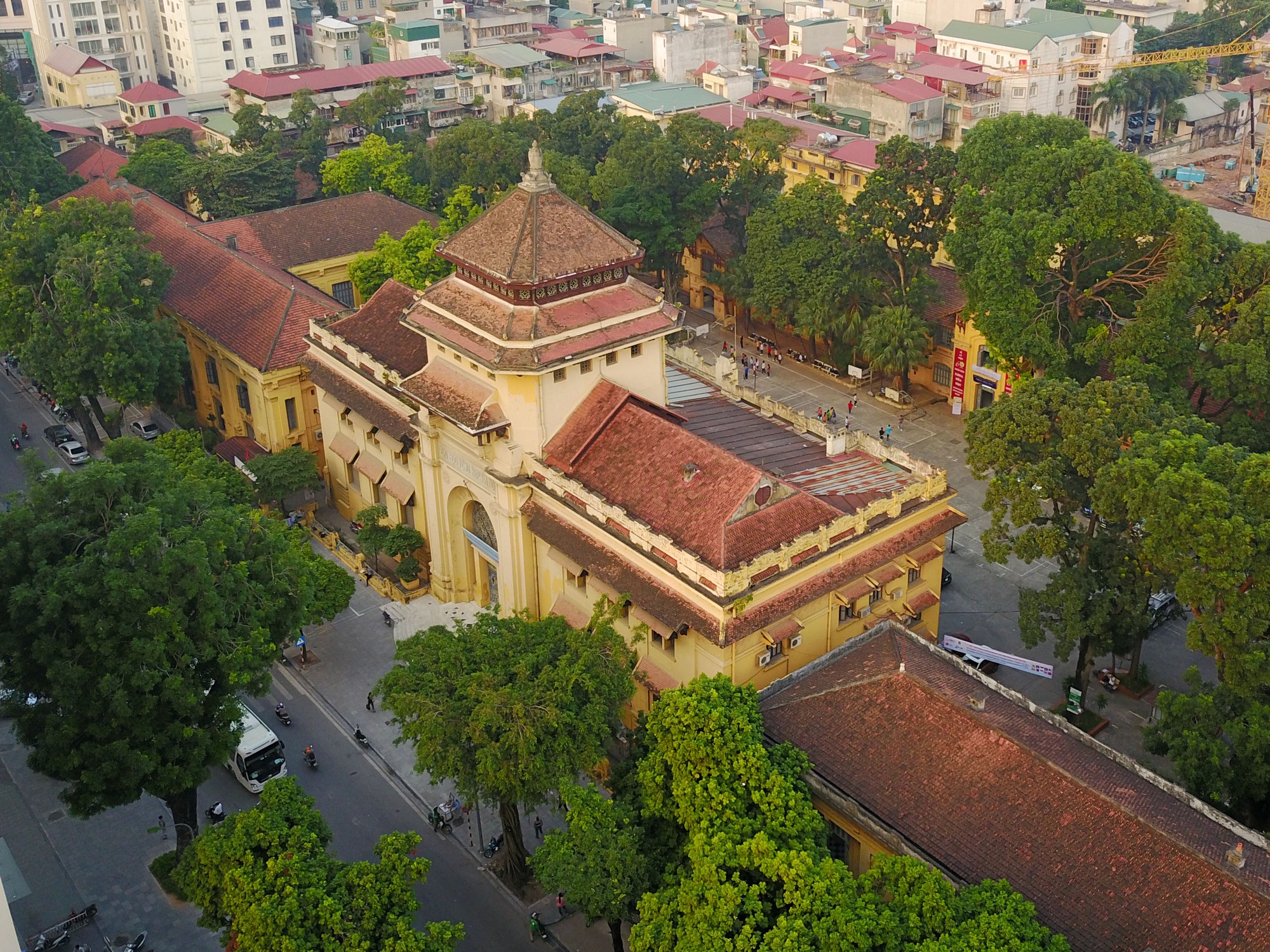 Ngôi trường trăm tuổi nằm trên con đường "thơ" nhất nhì Hà Nội, trời thu thế này nhất định phải ghé qua thăm! - Ảnh 1.