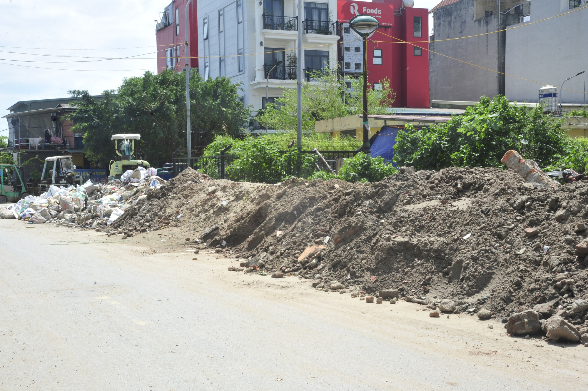 Hà Nội: 3 tòa chung cư bỏ hoang giữa "bão giá" nhà, hiện đã xuống cấp trầm trọng, thành nơi đổ rác- Ảnh 8.