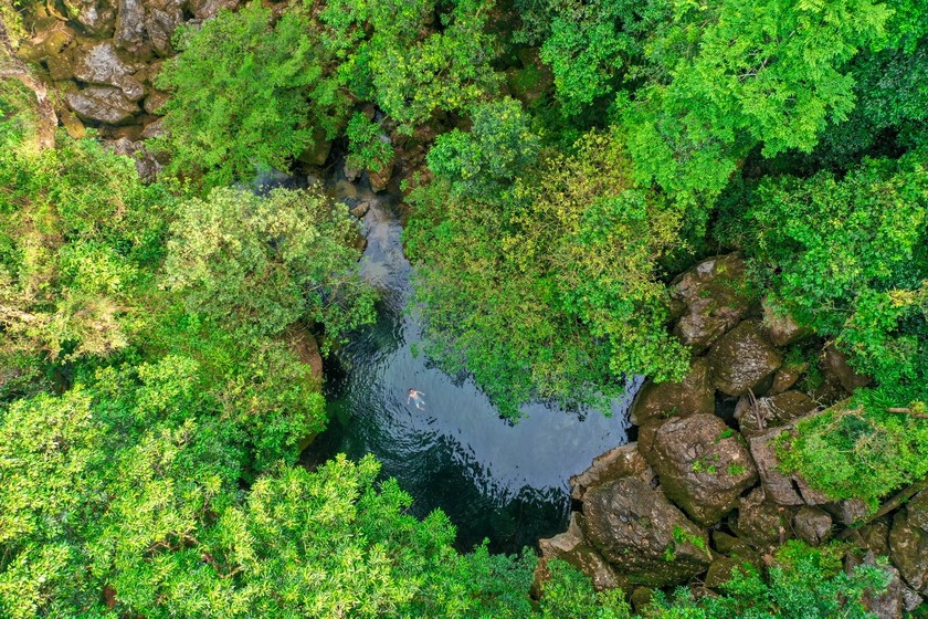 Một nơi ở Việt Nam đẹp siêu thực tựa như “thế giới khác”, có hồ nước bí ẩn “treo” lơ lửng, vẫn hoang sơ chưa nhiều người biết đến - Ảnh 7.