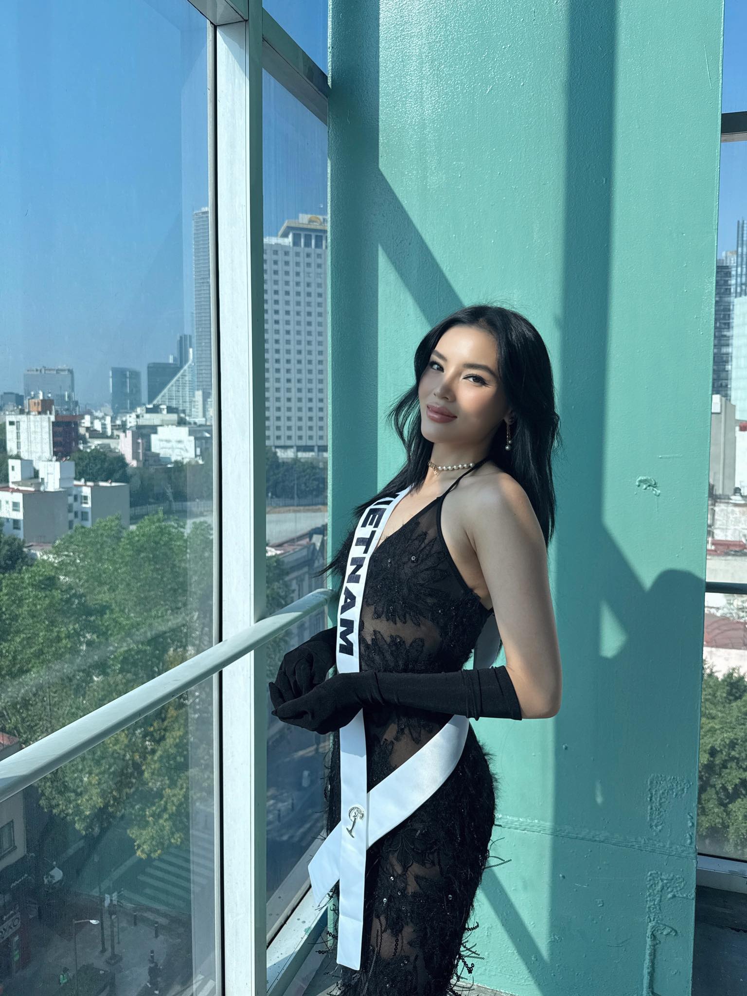 Kỳ Duyên chễm chệ xuất hiện trên trang Miss Universe, cho đối thủ 