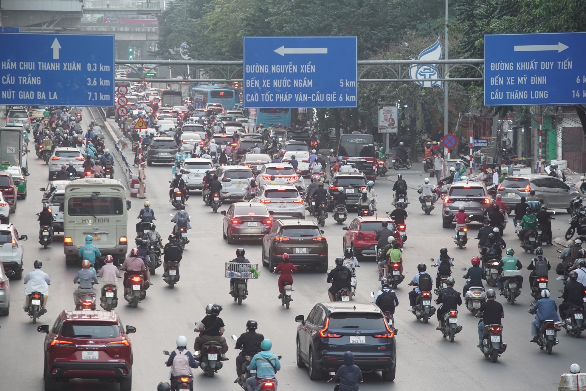 Hãi hùng cảnh người dân liều "cắt" đầu ô tô, lao qua dòng xe để xuống hầm chui Thanh Xuân - Ảnh 2.