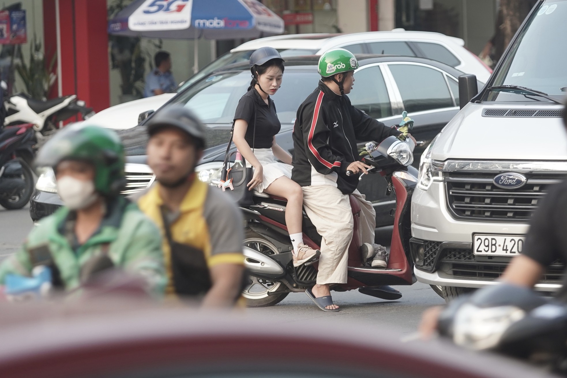 Hãi hùng cảnh người dân liều "cắt" đầu ô tô, lao qua dòng xe để xuống hầm chui Thanh Xuân - Ảnh 11.