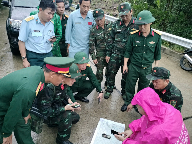 12 giờ chạy đua của hàng trăm cán bộ, chiến sĩ tinh nhuệ tìm kiếm 2 phi công vụ rơi máy bay ở Bình Định - Ảnh 4.