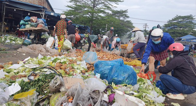 "Lên đời" cho thực phẩm bẩn: Nhặt rác về bán, chế biến món ăn - Ảnh 1.