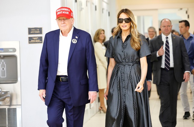 Bộ váy 6.900 USD của bà Melania mừng ông Trump thắng cử