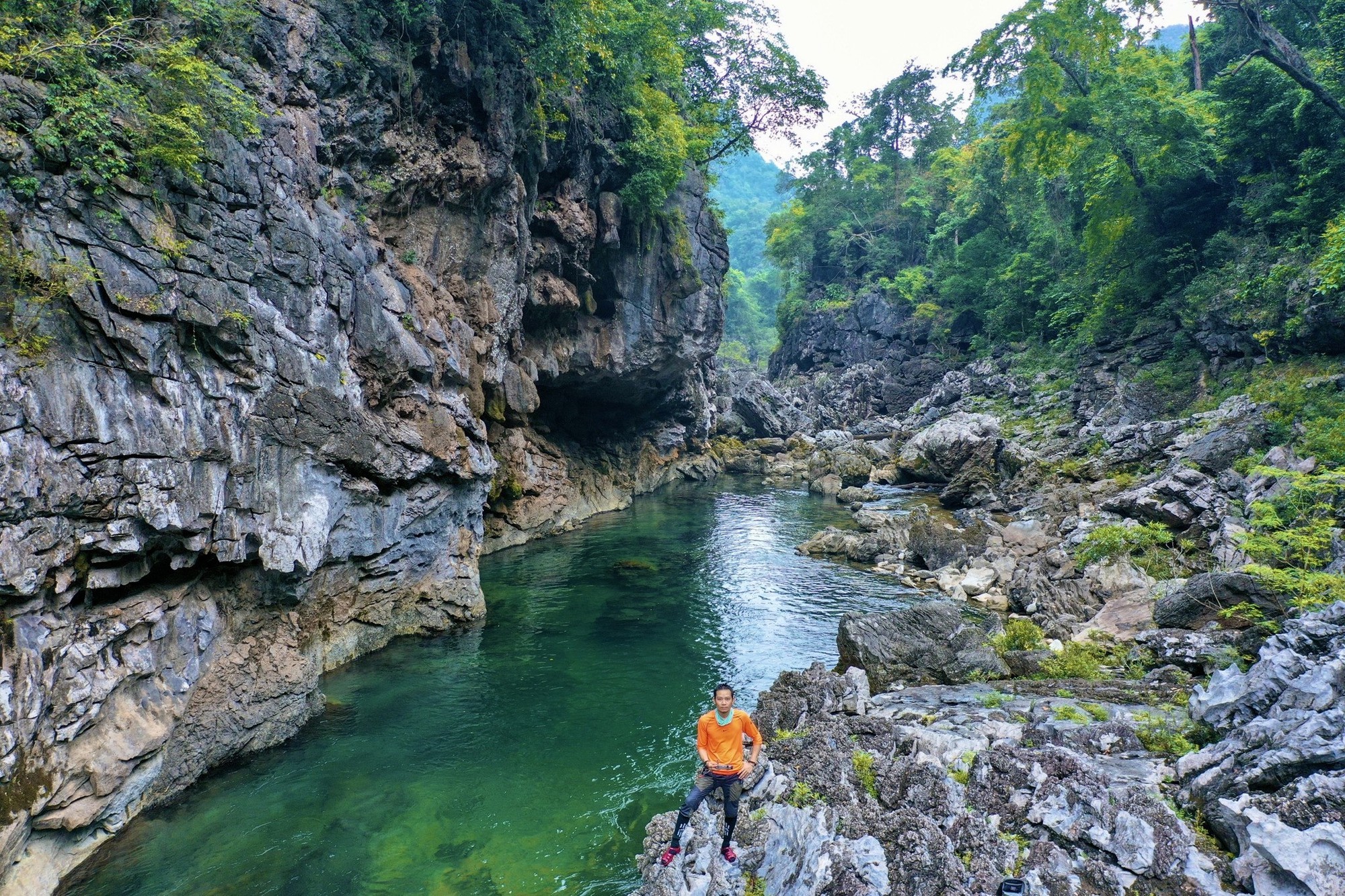 Một nơi ở Việt Nam đẹp siêu thực tựa như “thế giới khác”, có hồ nước bí ẩn “treo” lơ lửng, vẫn hoang sơ chưa nhiều người biết đến - Ảnh 1.