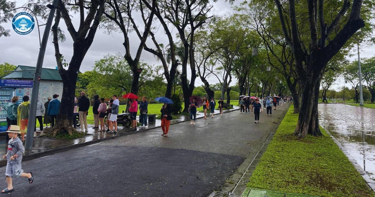 Loạt điểm tham quan, quán xá tại Huế - Đà Nẵng nhanh chóng dọn dẹp mở cửa đón du khách sau bão Tra Mi càn quét - Ảnh 9.