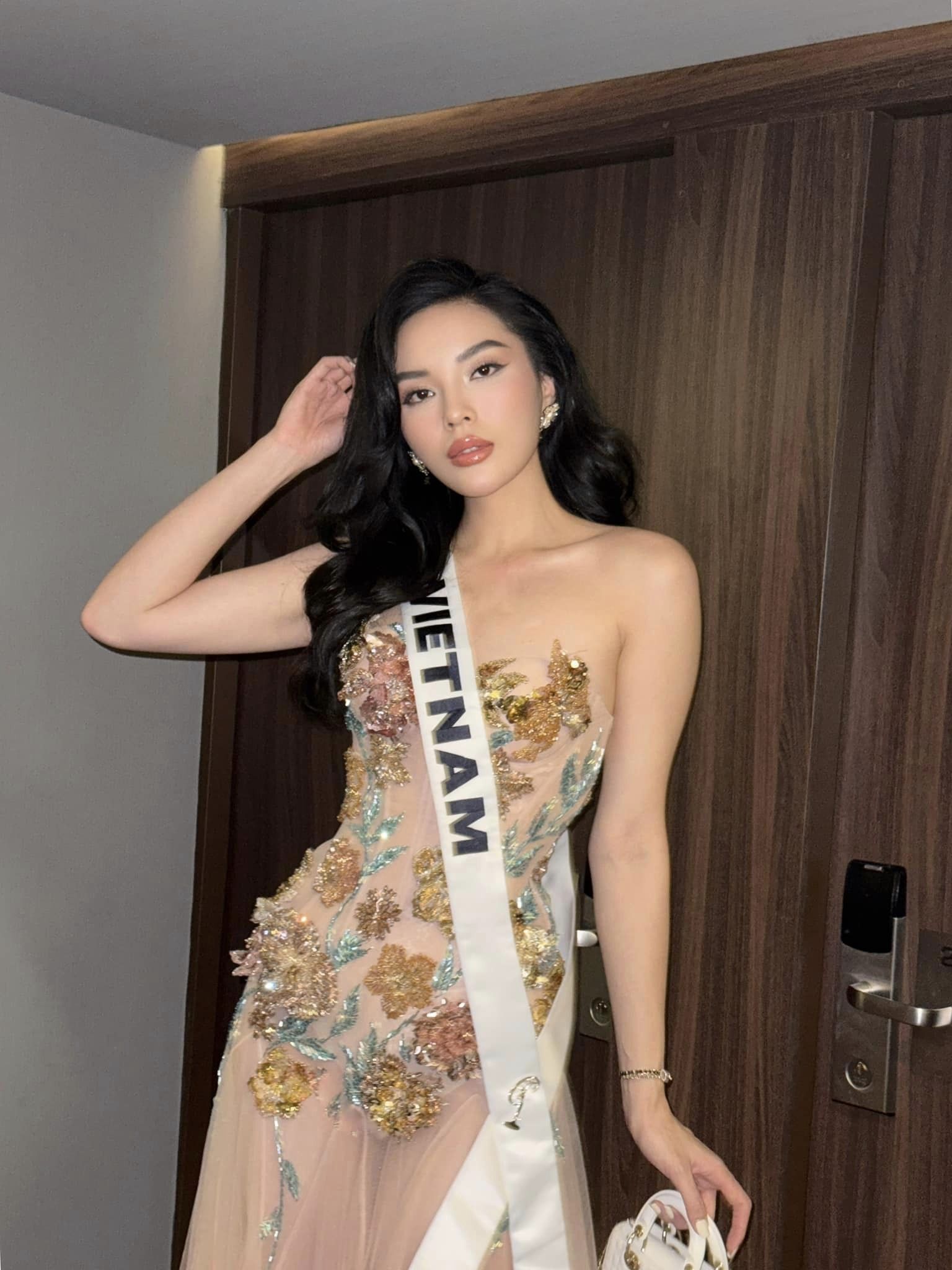 Kỳ Duyên ngày thứ 11 tại Miss Universe: Khoe eo "con kiến" gây sốt, tiến thẳng vào Top 10 trên BXH - Ảnh 8.