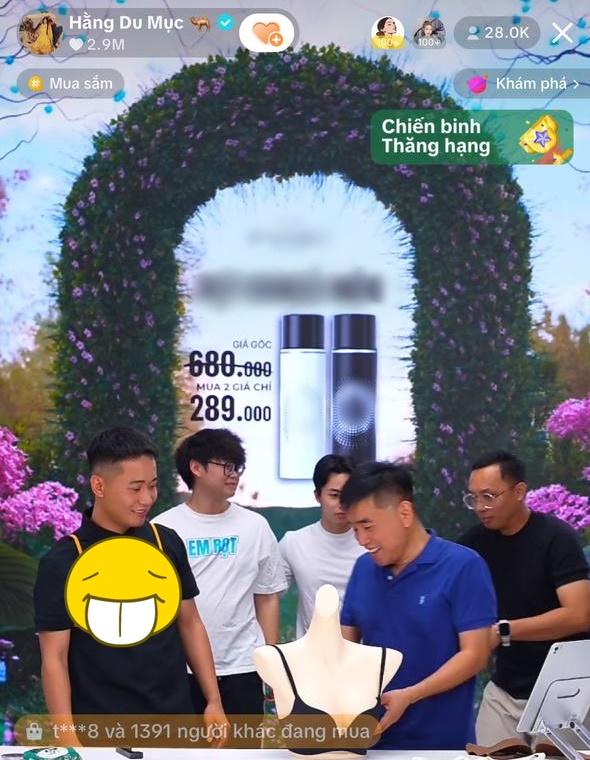 Phản ứng của team Quang Linh Vlogs khi bị chê vì ngày càng lố lăng - Ảnh 4.