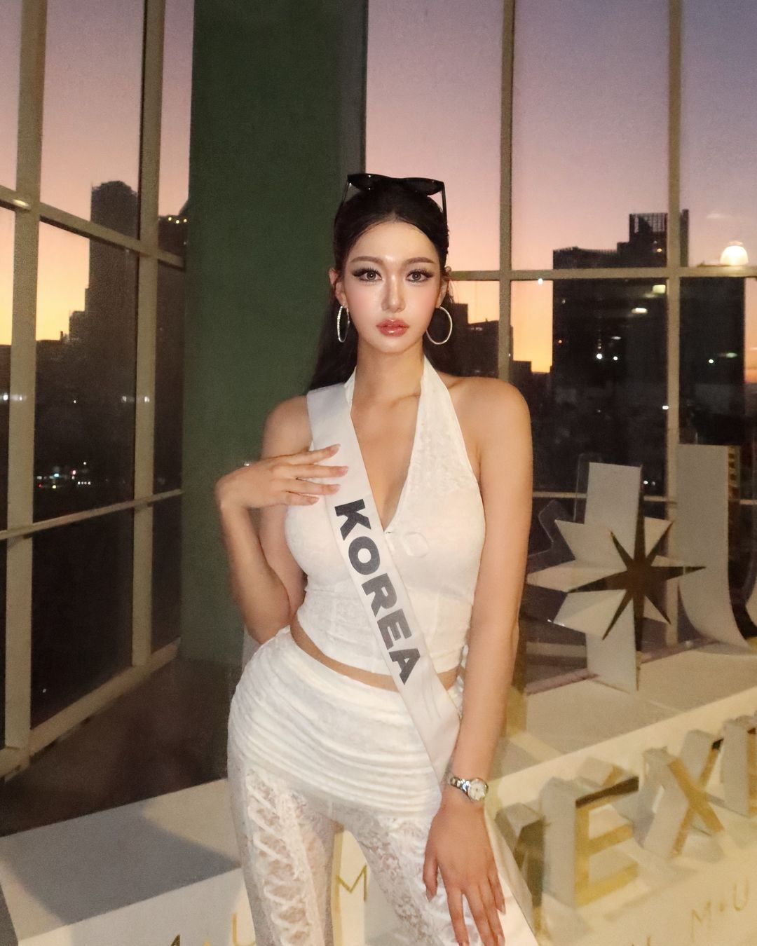 Kỳ Duyên đụng hàng đối thủ ngay tại đấu trường Miss Universe, so kè vóc dáng một chín một mười - Ảnh 5.