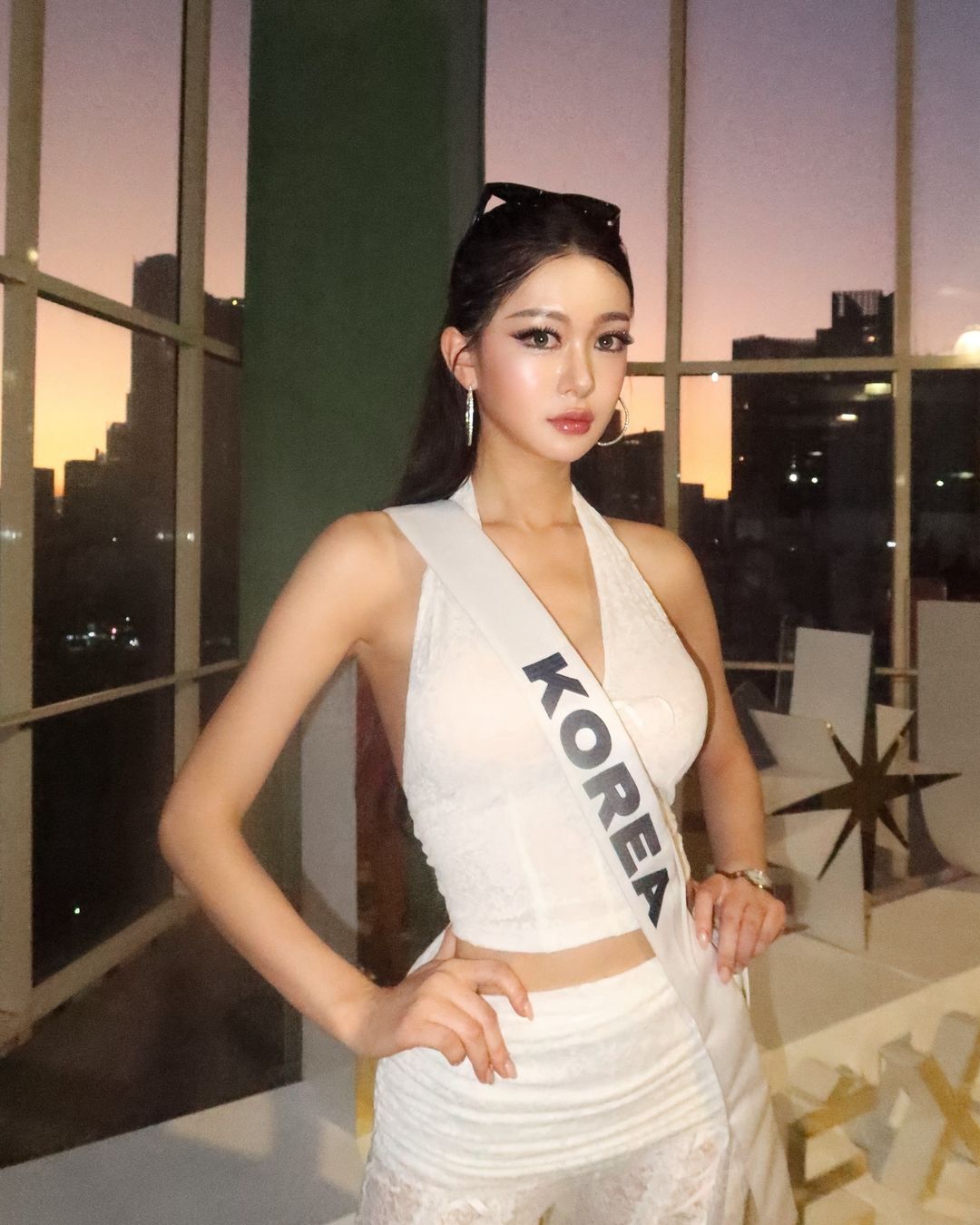 Kỳ Duyên đụng hàng đối thủ ngay tại đấu trường Miss Universe, so kè vóc dáng một chín một mười - Ảnh 6.