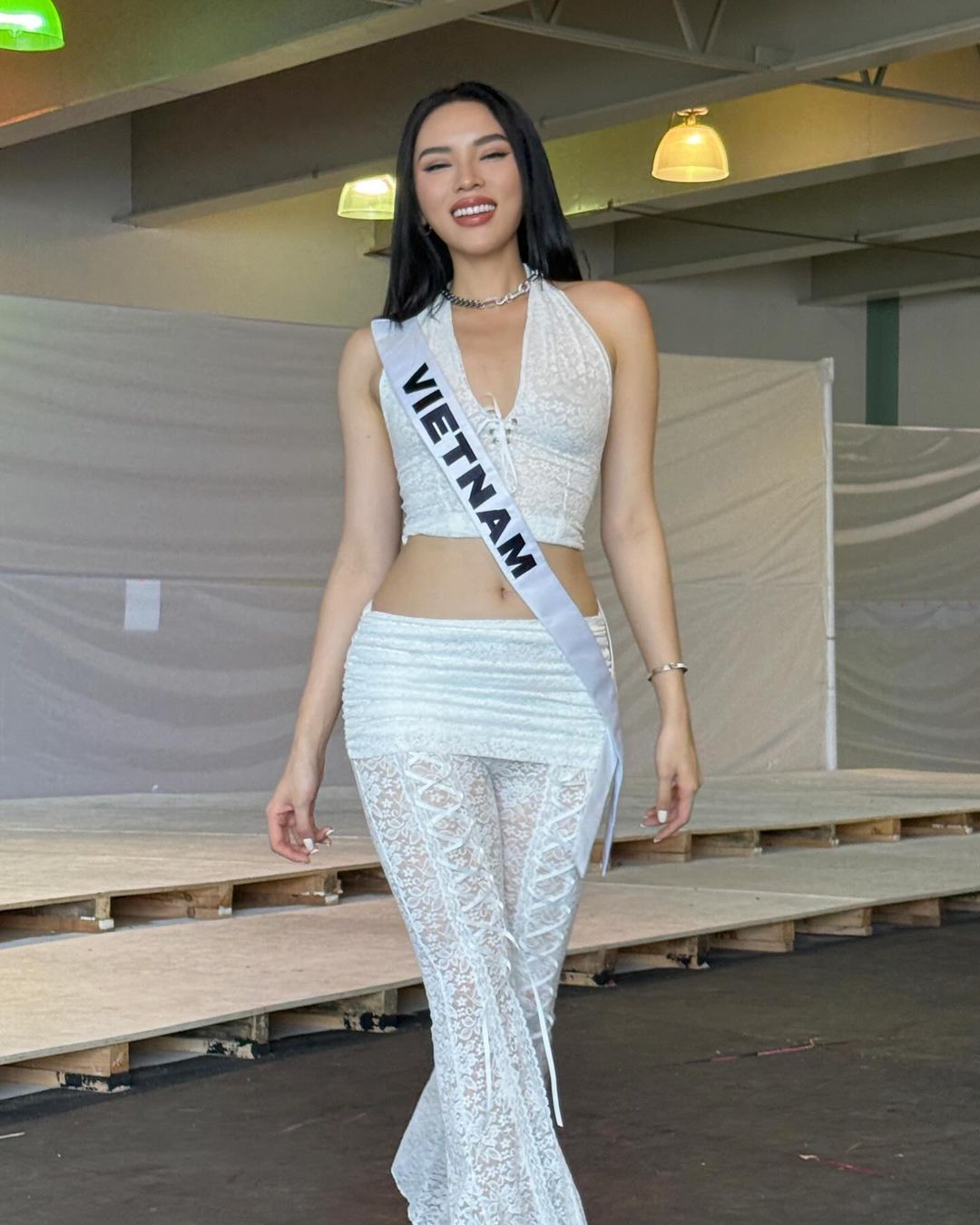 Kỳ Duyên đụng hàng đối thủ ngay tại đấu trường Miss Universe, so kè vóc dáng một chín một mười - Ảnh 3.