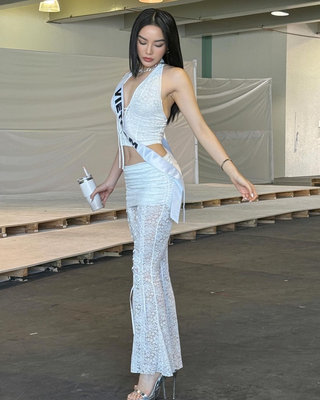 Kỳ Duyên đụng hàng đối thủ ngay tại đấu trường Miss Universe, so kè vóc dáng một chín một mười - Ảnh 2.