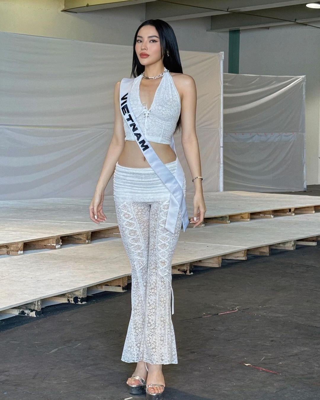 Kỳ Duyên đụng hàng đối thủ ngay tại đấu trường Miss Universe, so kè vóc dáng một chín một mười - Ảnh 1.