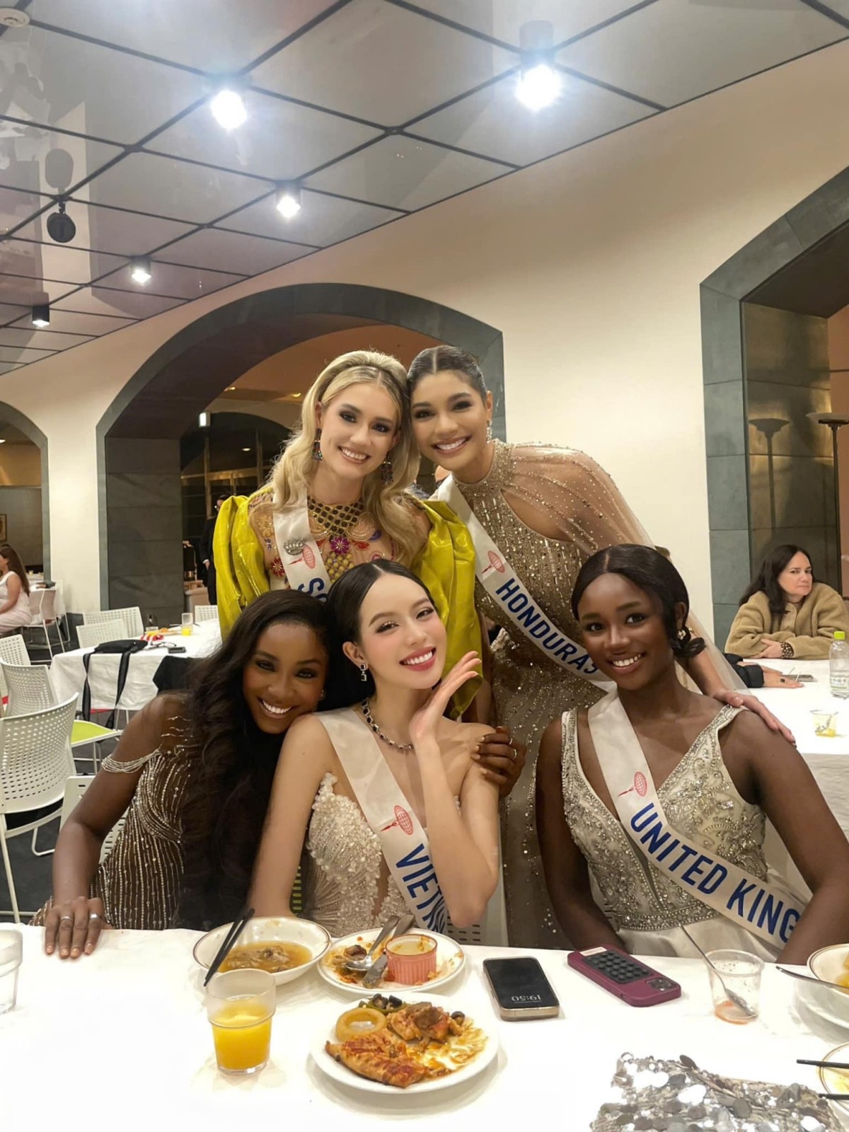 Miss International bị chê như “ao làng”: Sân khấu sơ sài kém sang, người đẹp Việt Nam ra sao?- Ảnh 13.