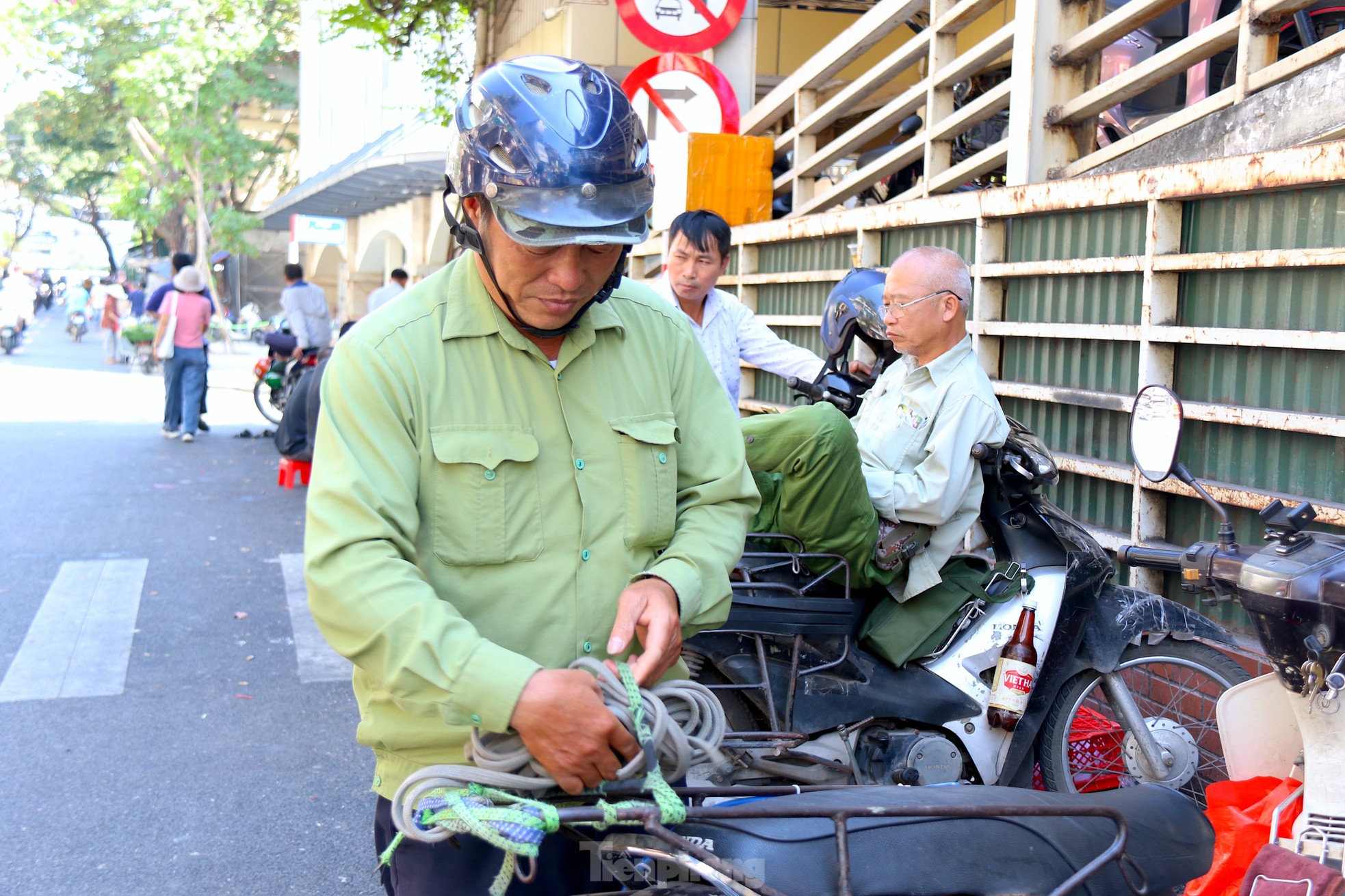 Hà Nội dự kiến cấm xe: Lời gan ruột của những người "chạy ăn" từng bữa! - Ảnh 2.