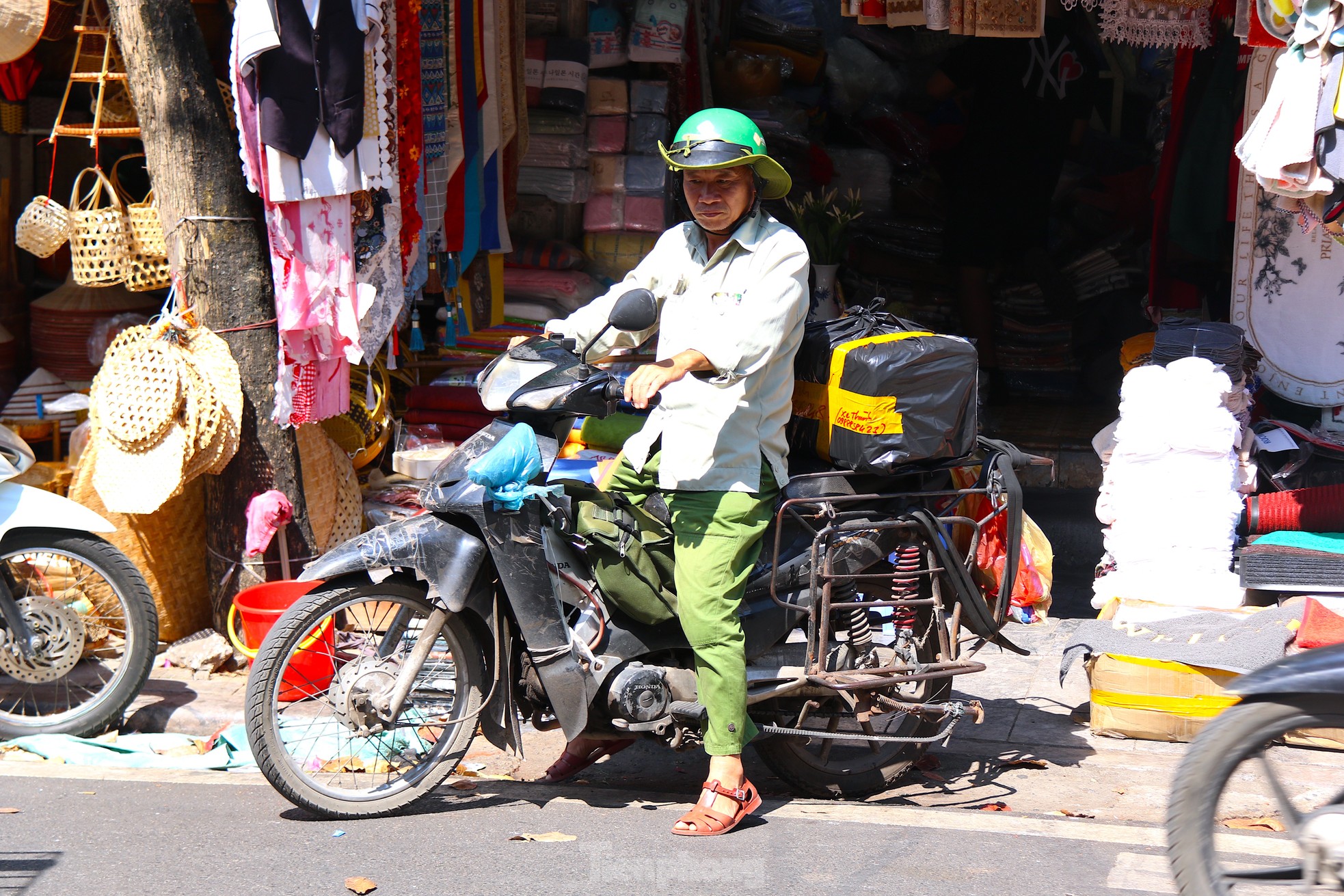 Hà Nội dự kiến cấm xe: Lời gan ruột của những người "chạy ăn" từng bữa! - Ảnh 1.