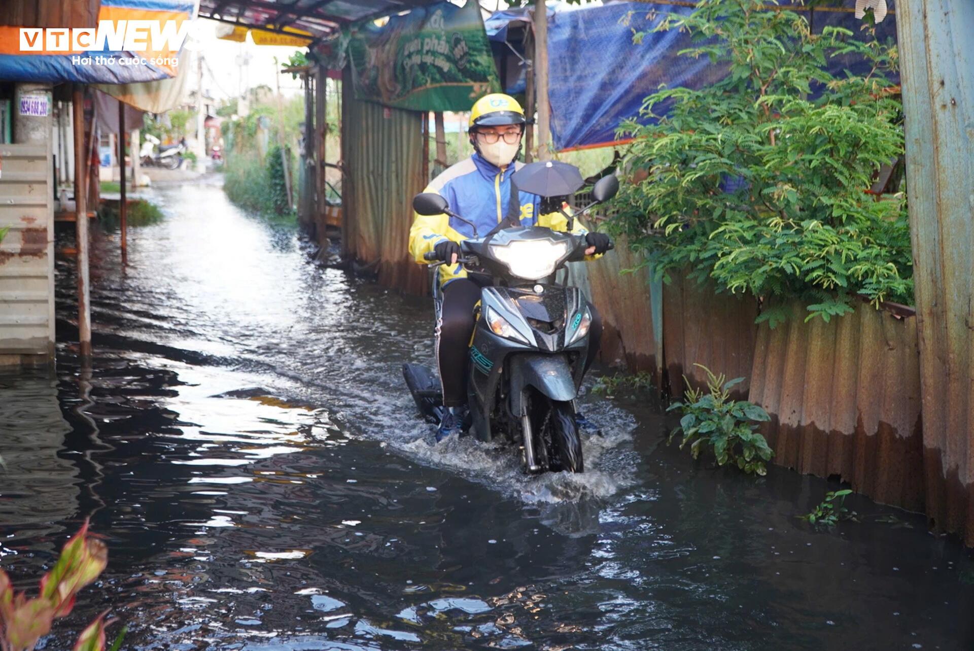 Triều cường đạt đỉnh, người dân TP.HCM lại vật lộn trong biển nước - Ảnh 9.