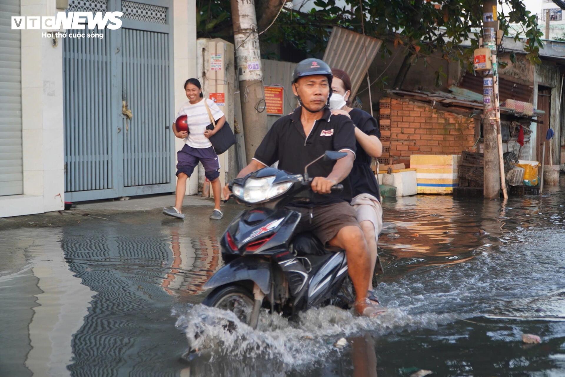 Triều cường đạt đỉnh, người dân TP.HCM lại vật lộn trong biển nước - Ảnh 10.