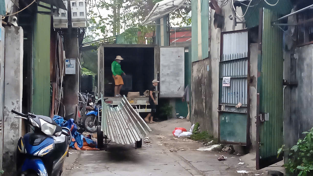 Hà Nội: Tận dụng cơ hội xóm trọ phải di dời, nhiều chủ nhà tăng giá cho thuê khiến người dân lao đao - Ảnh 1.